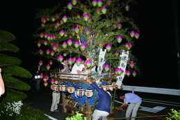 チョウチン祭用山車